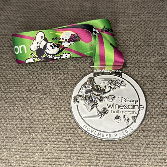 Disney Run Medal 2013 Wine & Dine Half Marathon November 9, 2013 WDW - Picture 7 of 7